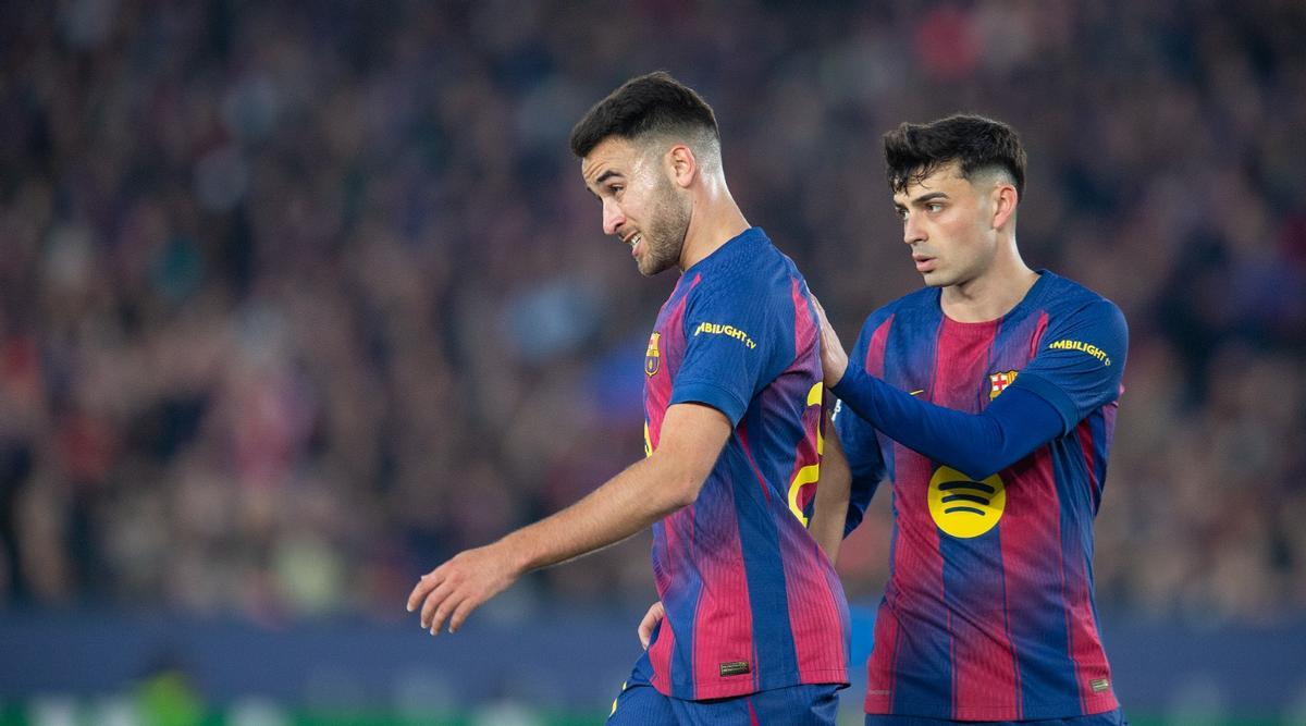 Pedri consuela a Eric, que se marcha apesadumbrado tras pedir el cambio.