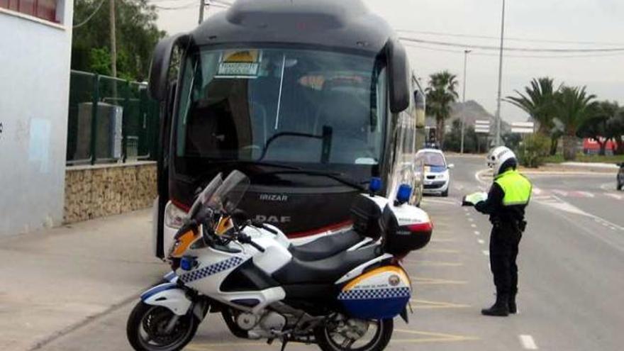 Un policía local durante una de las inspecciones.