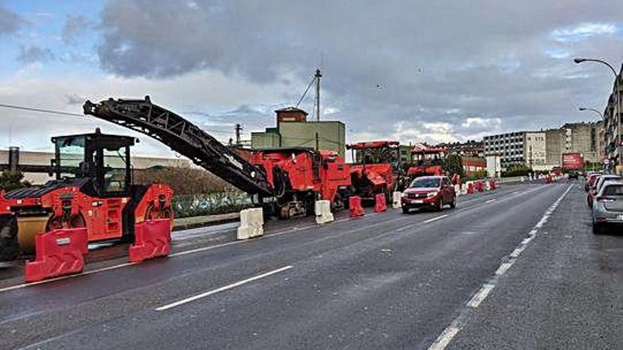 La maquinaria para asfaltar la avenida de Fisterra ya está en el lugar.