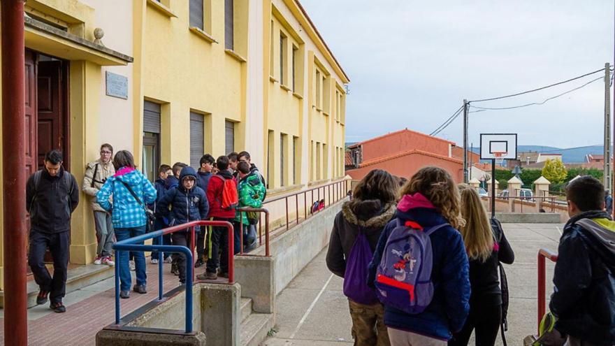 Alumnos de Tábara en el patio del centro escolar que participa en el certamen. | Ch. S.