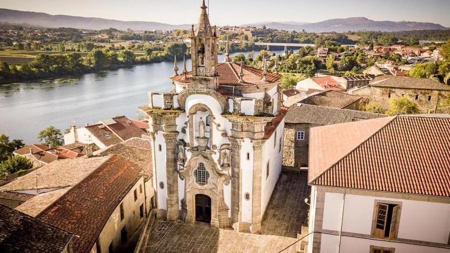 Entramos al pueblo donde mejor se come de España, conocido por su pulpo: con una catedral declarada Monumento Histórico-Artístico y con murallas del siglo XII