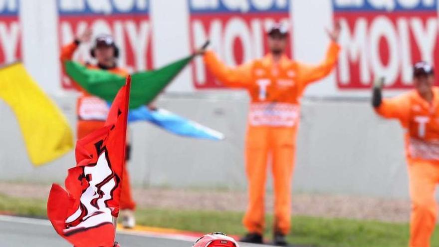 Marc Márquez celebra con una bandera su victoria en Sachsenring.