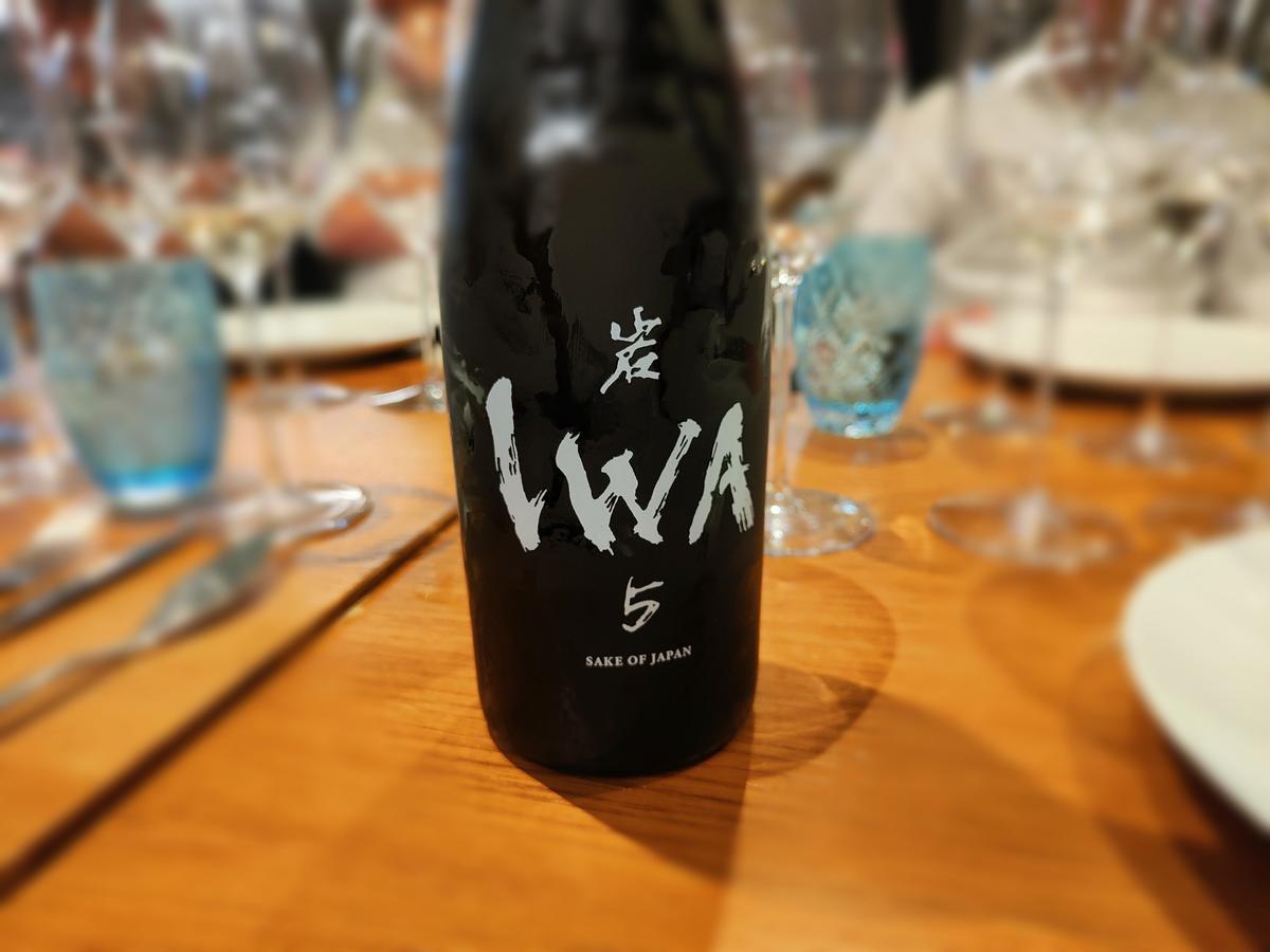 Una botella de sake Iwa 5.