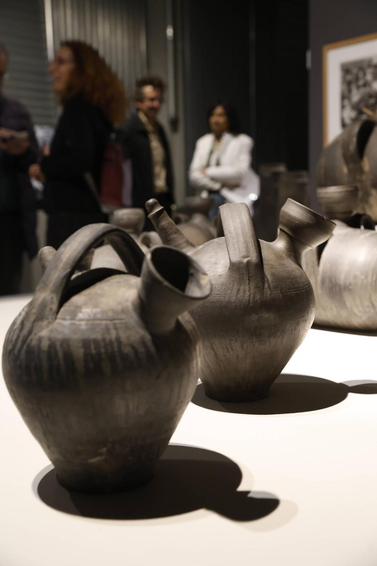 La inauguración de la muestra sobre la cerámica negra de Llamas del Mouro, en imágenes La inauguración de la muestra sobre la cerámica negra de Llamas del Mouro, en imágenes