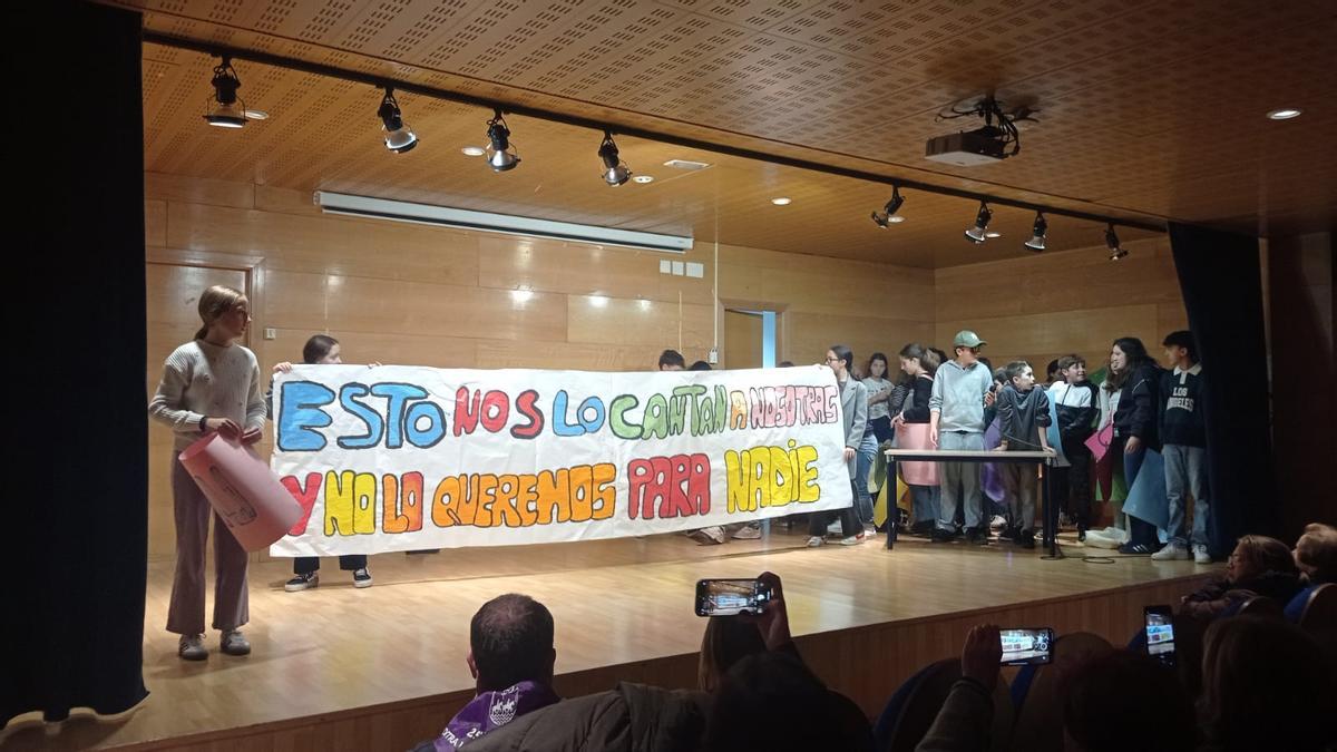 El alumnado de primero de la ESO del IES de Infiesto participa en los actos del 25N