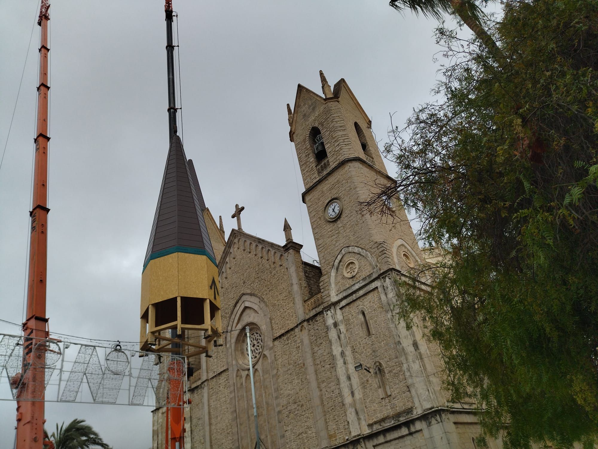 Así se han subido los pináculos a las torres de la basílica de Benissa (imágenes)