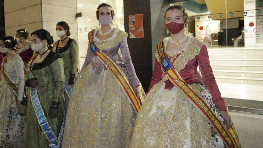 Las reinas falleras de Burriana del 2020 y 2022, Elena Pastor y Julia López, en la puerta del ayuntamiento.