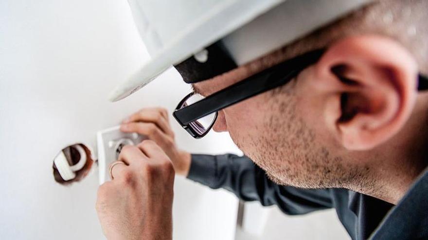 Fontanero o electricista: las profesiones que se 'salvan' de la IA