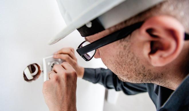 Fontanero o electricista: las profesiones que se 'salvan' de la IA
