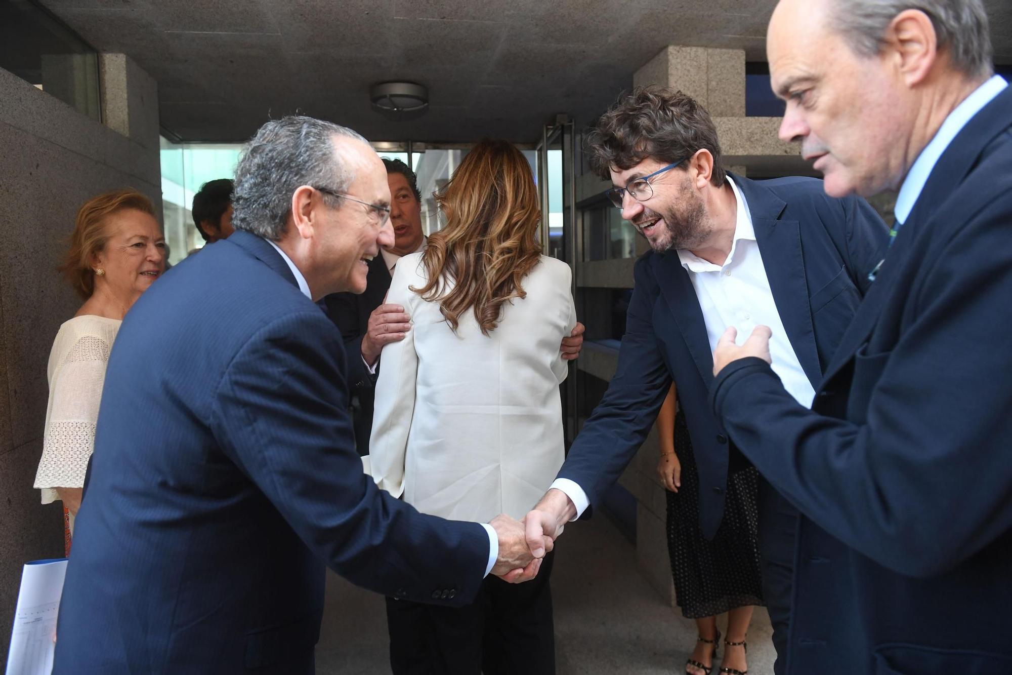 El presidente de Prensa Ibérica, Javier Moll, saluda al alcalde de Arteixo, Carlos Calvelo