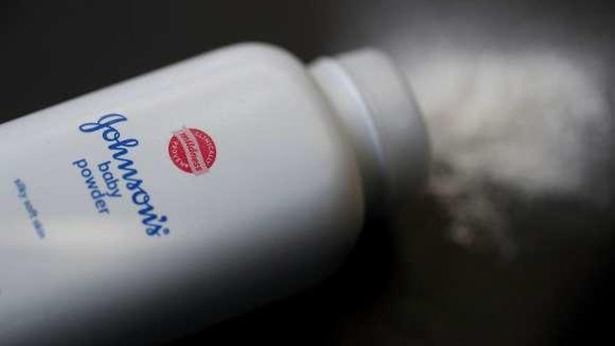 Un bote de talco Johnson &amp; Johnson. // J. Sullivan