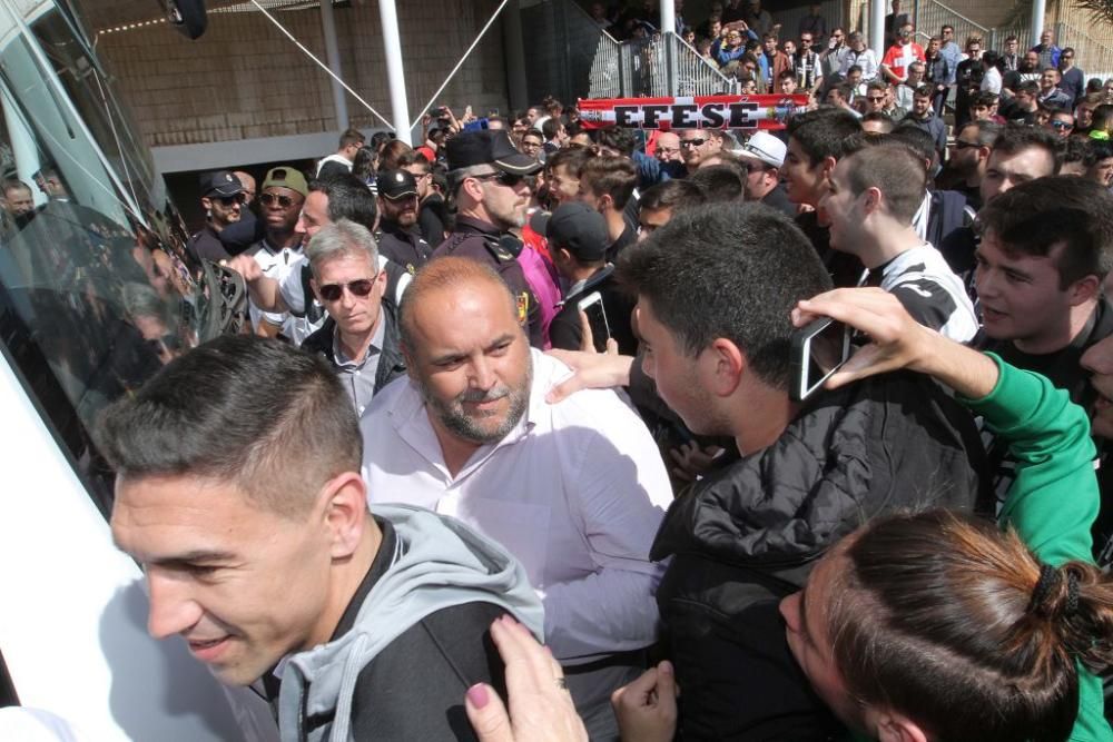 Salida de los jugadores y las peñas del FC Cartagena hacia Murcia para el derbi