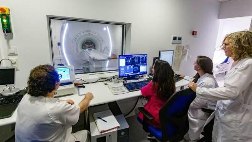 Médicos y técnicos, ayer, en la sala de la nueva resonancia que ya funciona en el Hospital Comarcal de La Vila.