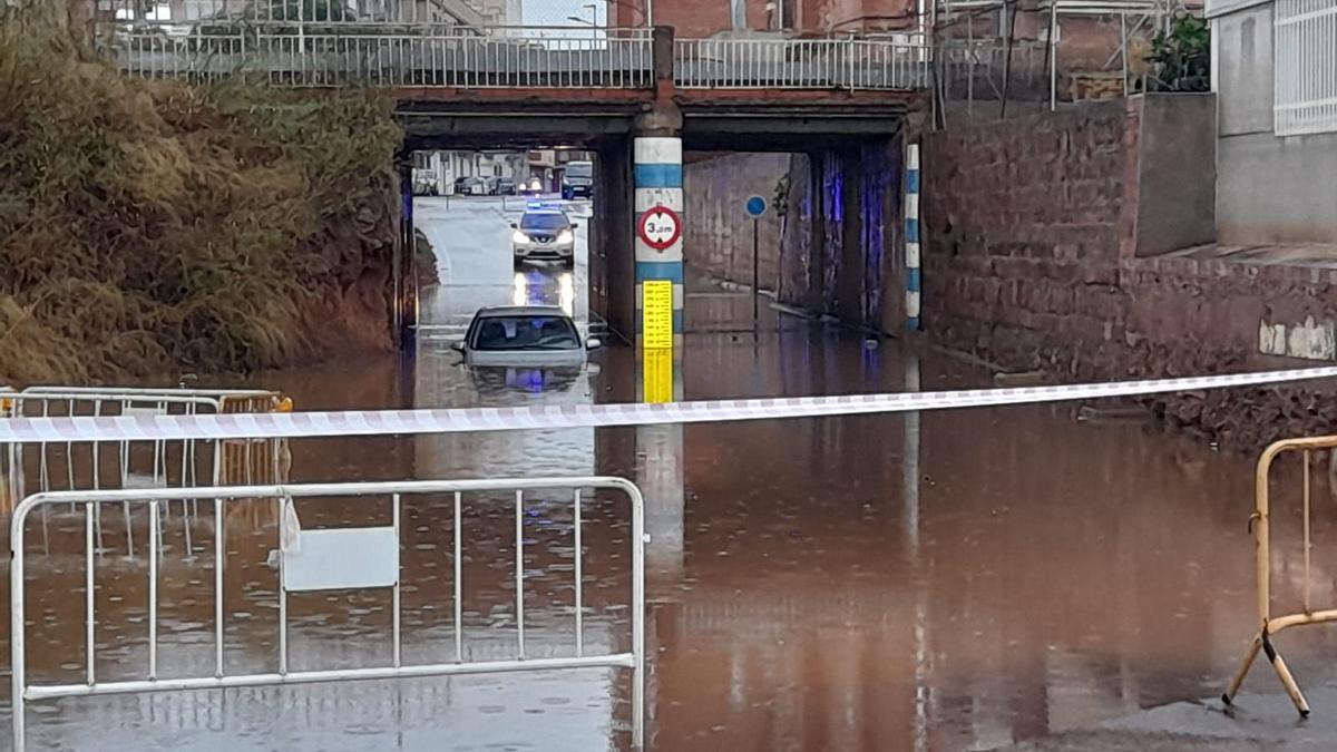 Coche atrapado por el agua en Nules