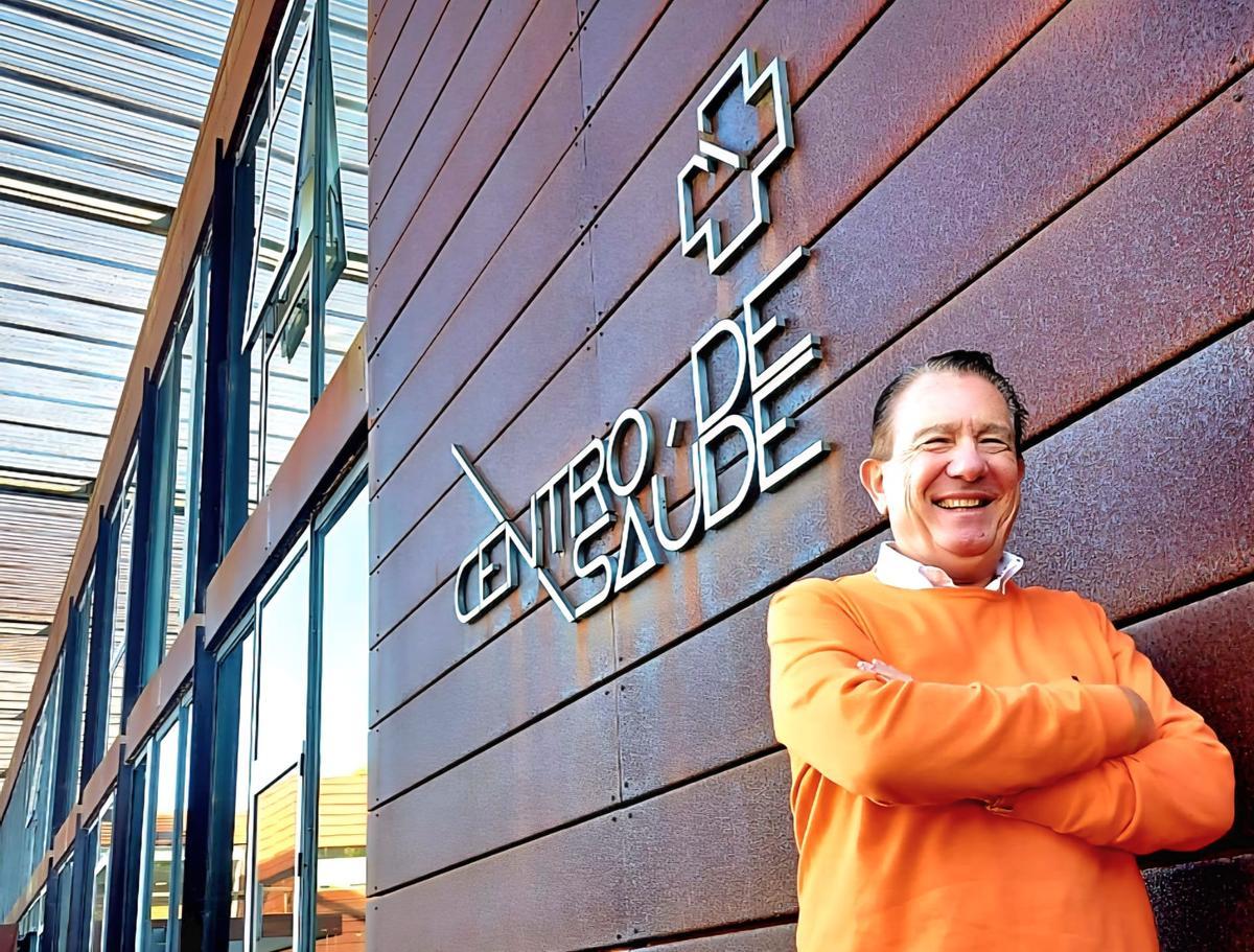 El doctor Antonio Asensi, junto al logotipo del Sergas, en la entrada del centro de salud de Betanzos.