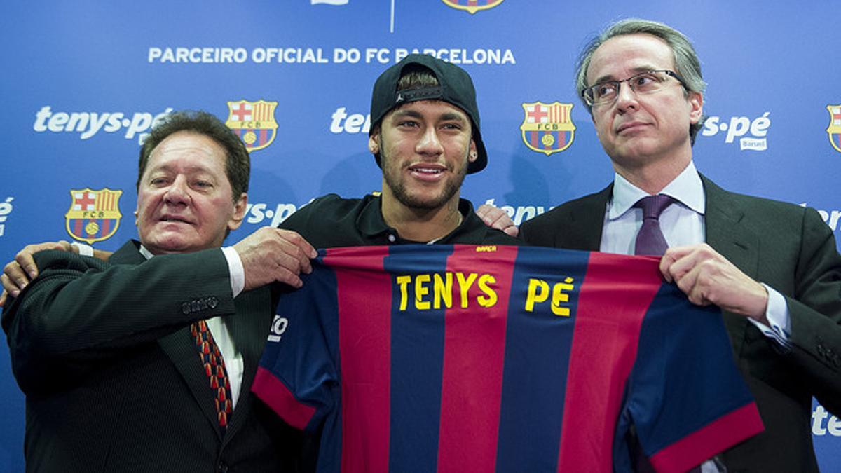 Neymar, junto al vicepresidente Javier Faus y el propietario de la firma Tenys-pé, durante la rueda de prensa de presentacion del nuevo patrocinador del club azulgrana