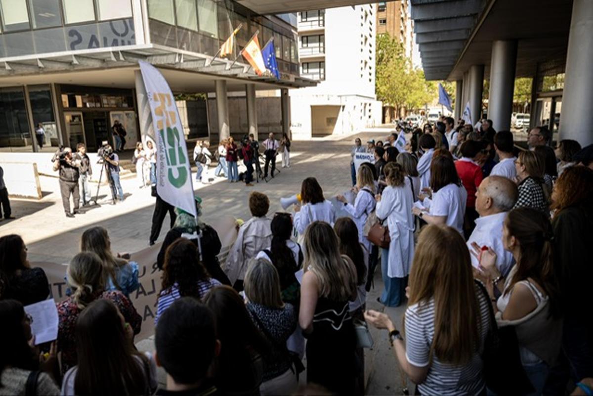 Protesta ante el Salud en el primer día de huelga médica en Aragón.