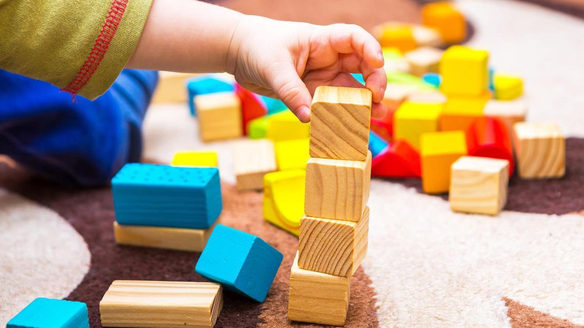 Un niño juega en un aula de Educación Infantil.