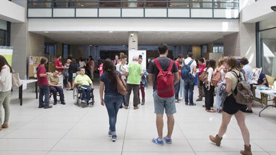 La cuantía de las becas universitarias ha sufrido los recortes.