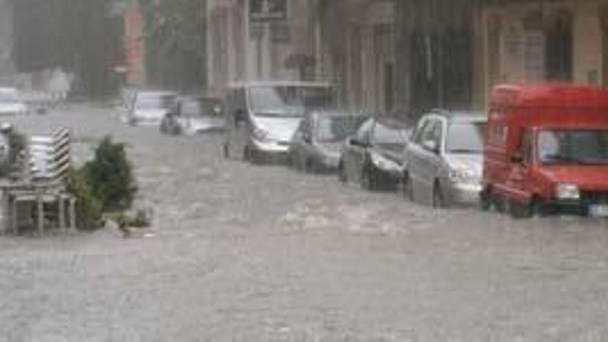 Una tromba de agua anega el centro de Torrevieja