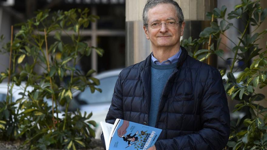 José María Mollinedo, secretario general de Gestha, posa con su libro.