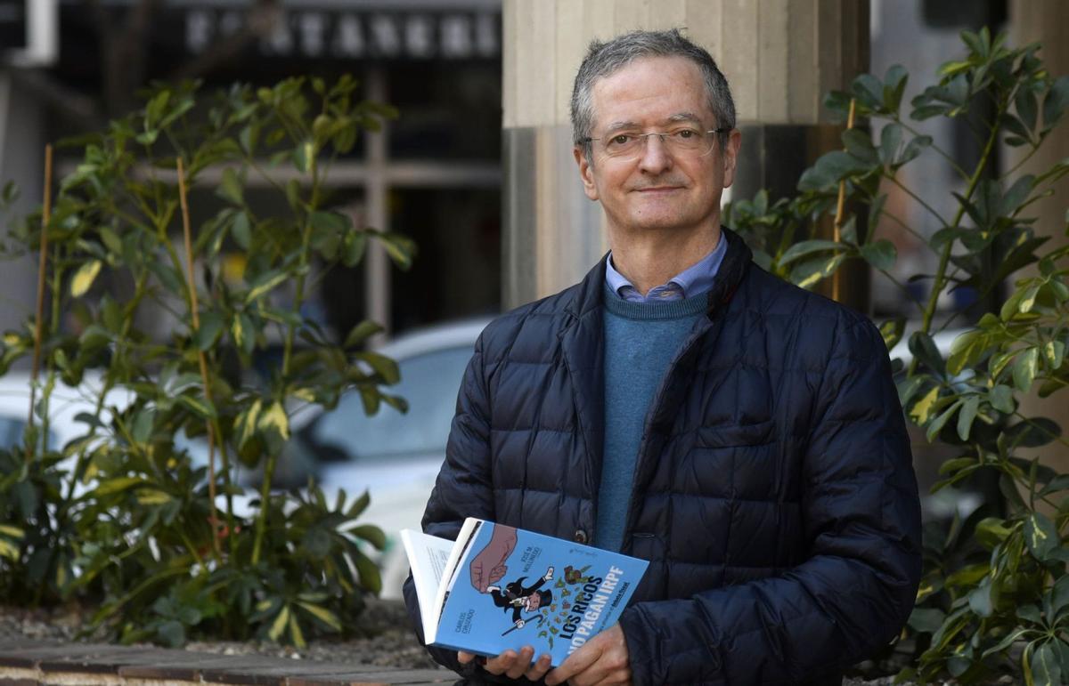 José María Mollinedo, secretario general de Gestha, posa con su libro.