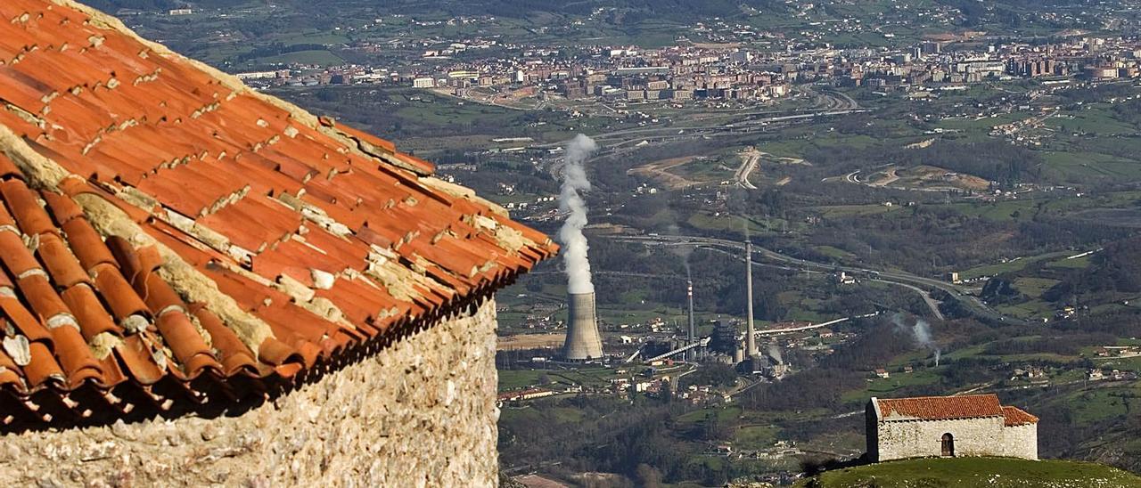 Panorámica desde la ermita de Santiago, en el Monsacro, con la capilla de la Magdalena a la derecha, y al fondo, Soto de Ribera y Oviedo. | Miki López |  LUISMA MURIAS