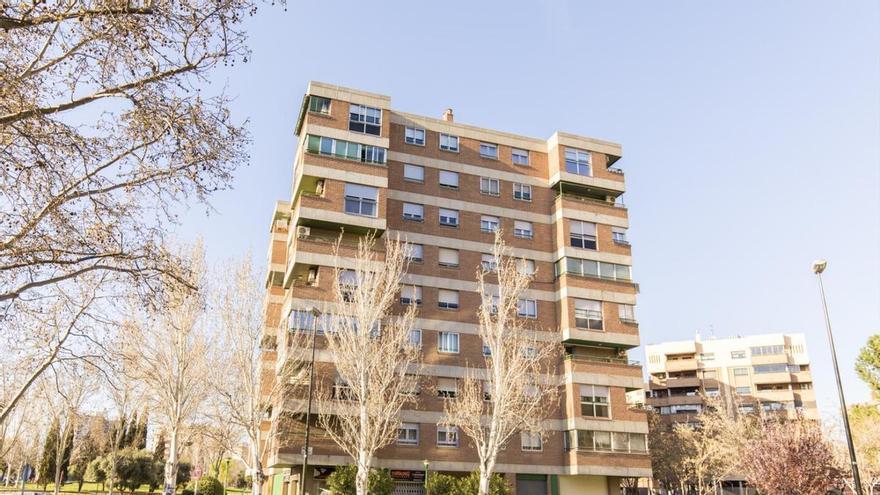 Aprovecha esta oportunidad inmobiliaria en Zaragoza: piso amplio con garaje en Delicias por 215.000 euros