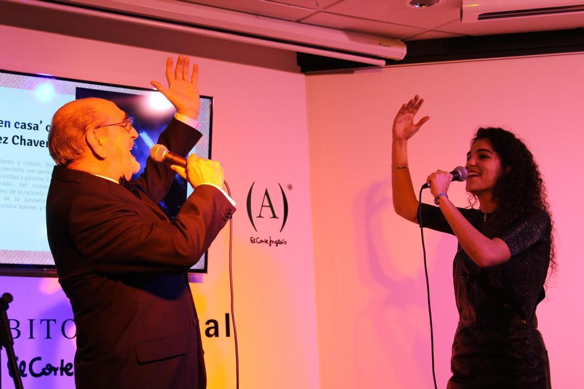 Daniel y Sofía dando un concierto en El Corte Inglés.