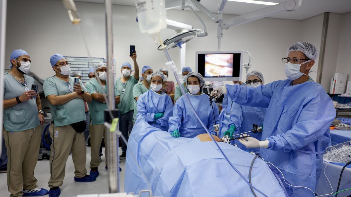 Un grupo de cirujanos durante una intervención quirúrgica.