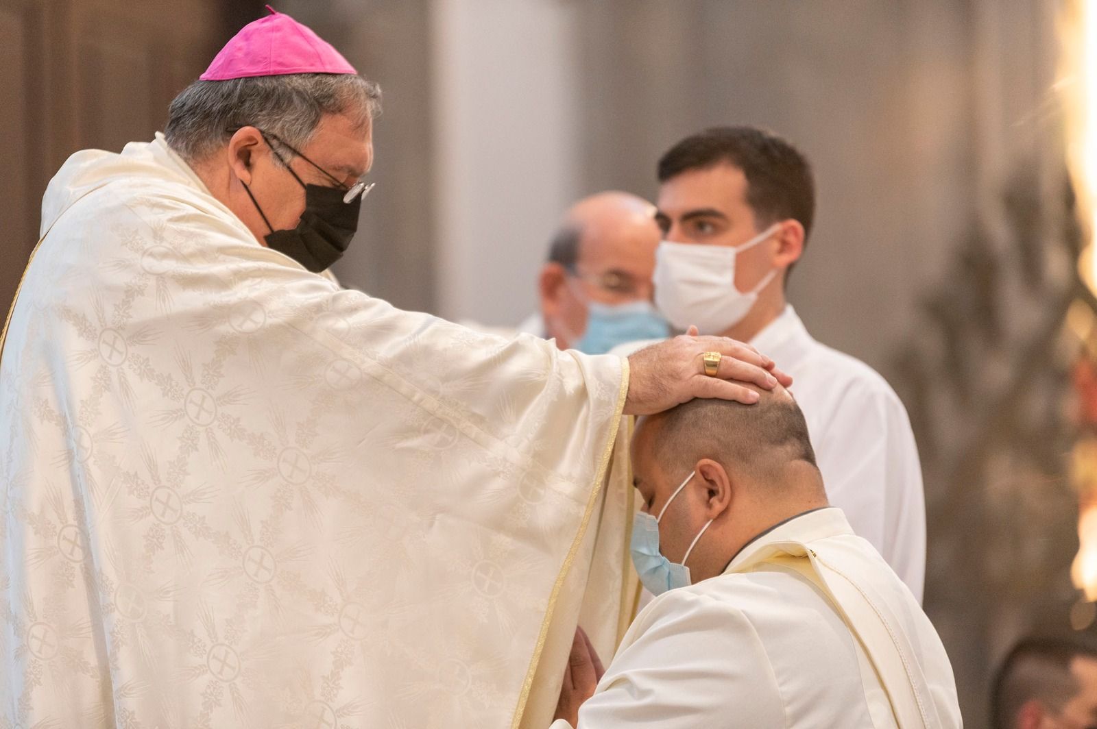 José Mazuelos ofició ayer sus primeras ordenaciones en  la catedral de Santa Ana