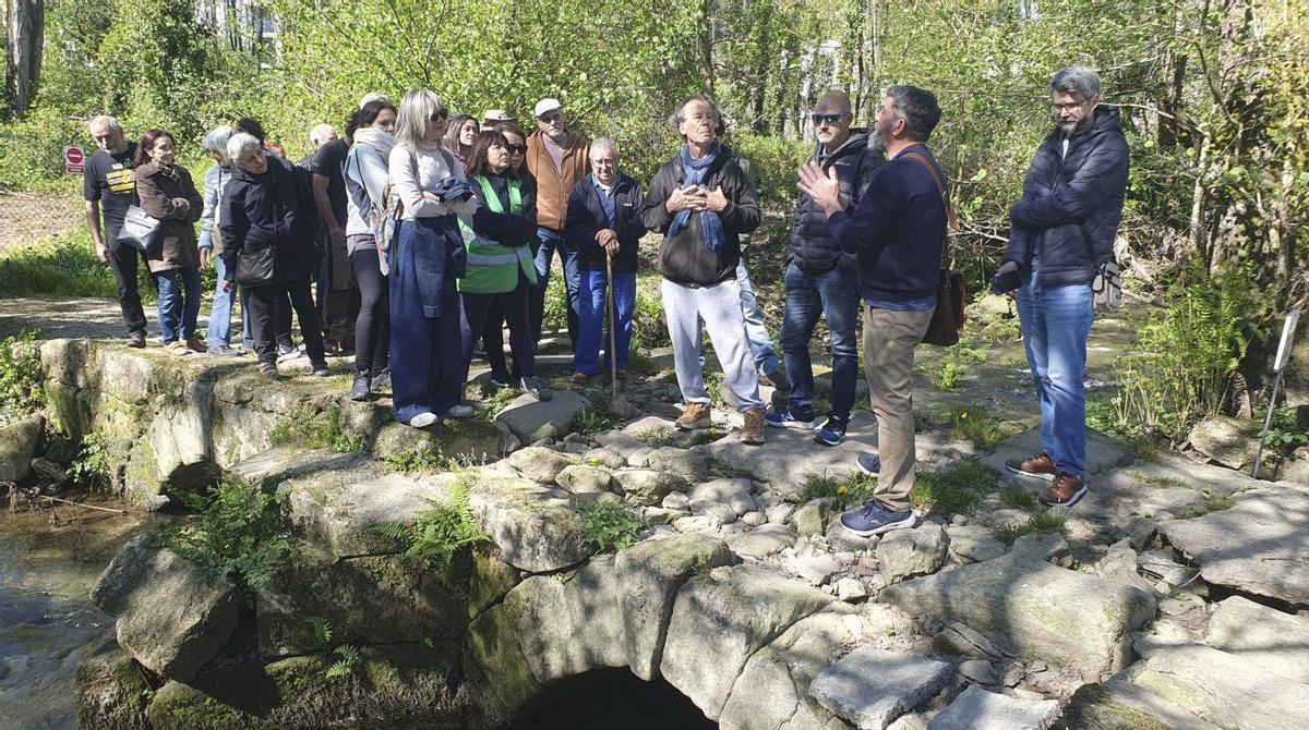 Participantes en la jornada de comentada, sobre el puente.