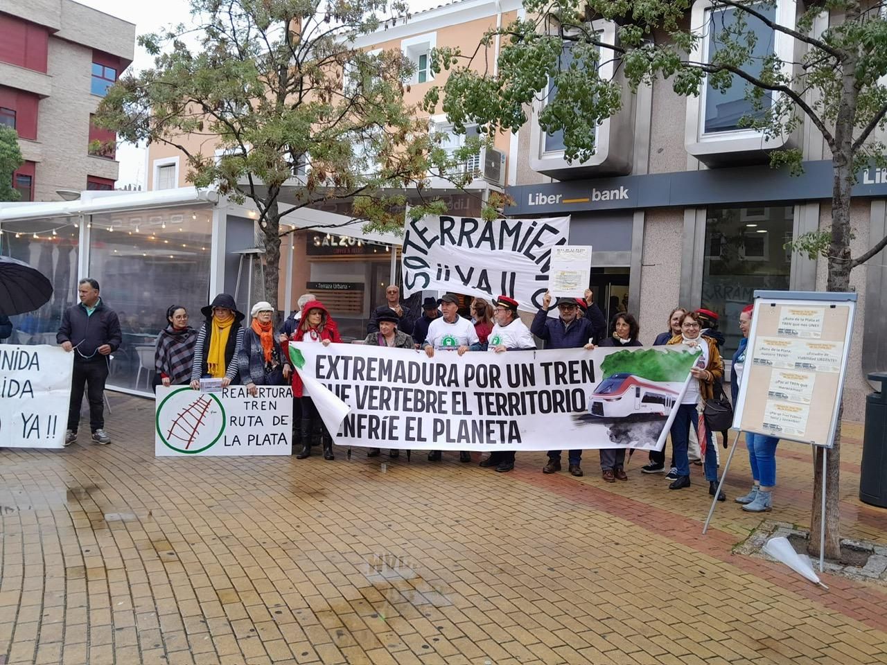 GALERÍA | Así han sido las protestas por el tren Ruta de la Plata en diferentes localidades extremeñas