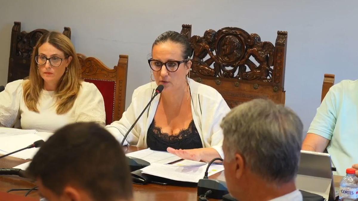 La alcaldesa de Carcaixent, Carolina Almiñana, en el pleno del jueves.