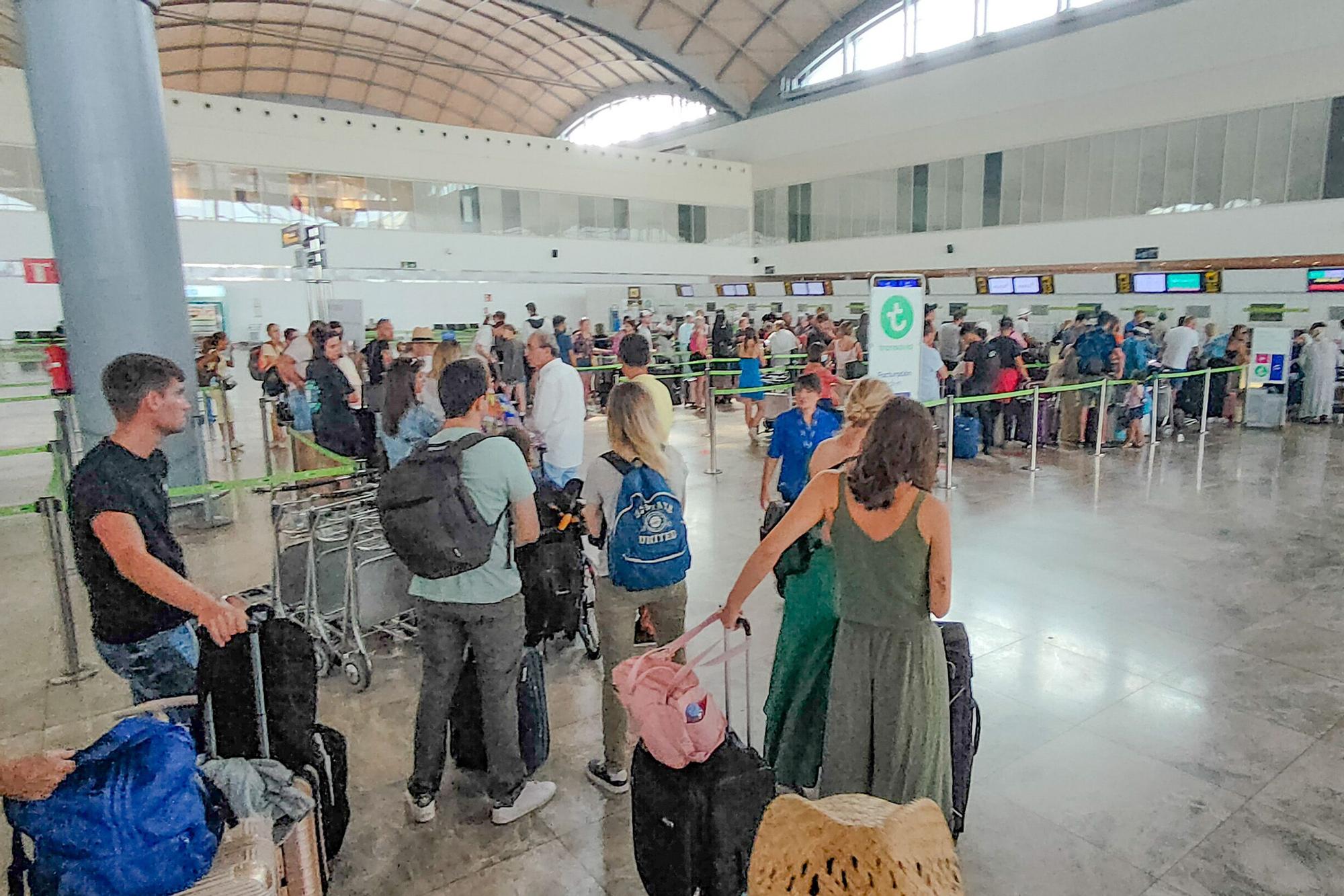 Intenso tráfico de pasajeros en la recta final de agosto en el aeropuerto