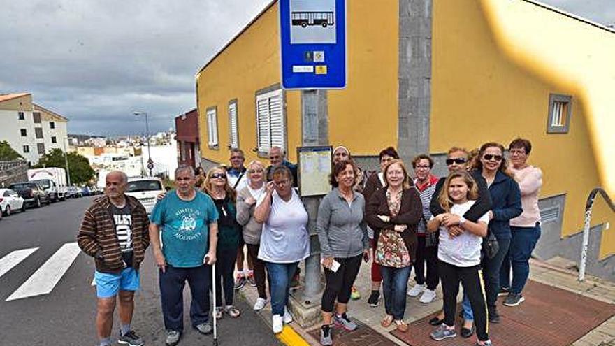 Varios vecinos de Riscos Negros junto a la única parada de Guaguas Municipales que hay en el barrio.