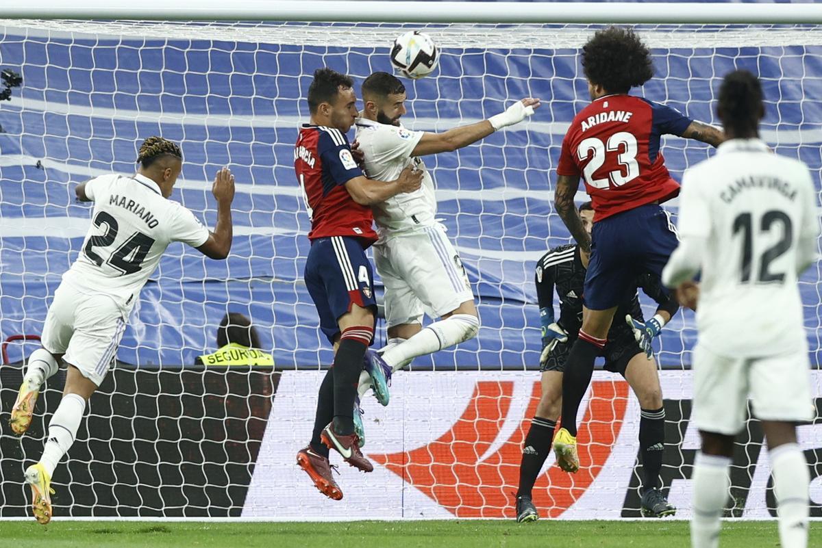 MADRID, 02/10/2022.- El delantero francés del Real Madrid, Karim Benzema (c), intenta rematar ante el defensa de Osasuna, Unai García, durante el encuentro correspondiente a la séptima jornada de primera división que disputan hoy domingo en el estadio Santiago Bernabéu, en Madrid. EFE / Rodrigo Jiménez.