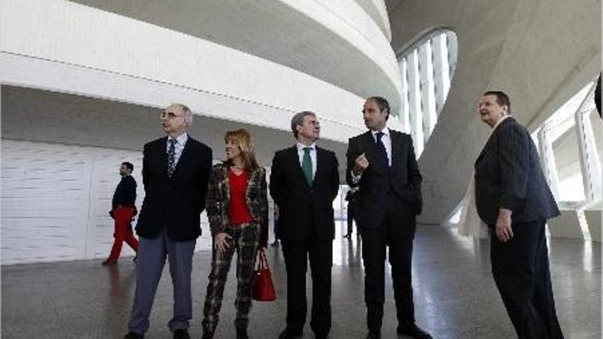 Ricardo Peralta, Trini Miró, César A. Molina, F. Camps y Helga Schmidt, en el Palau de les Arts.