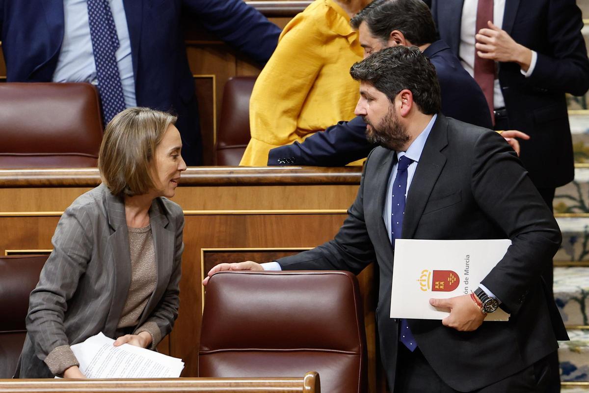 El presidente de Murcia pide “consenso” en el trasvase Tajo-Segura con un Pacto de Estado. Cuca Gamarra y Fernando López Miras en el Congreso de los Diputados