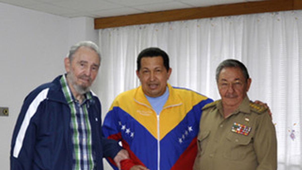 Los hermanos Fidel y Raúl Castro posan con Hugo Chávez el pasado 17 de junio en el hospital donde fue intervenido el líder venezolano.