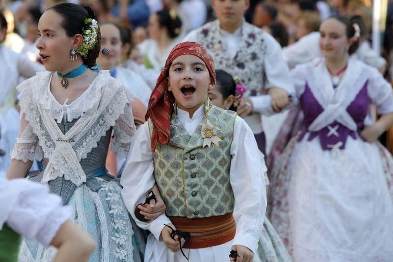 Dansà infantil en la plaza de la Virgen