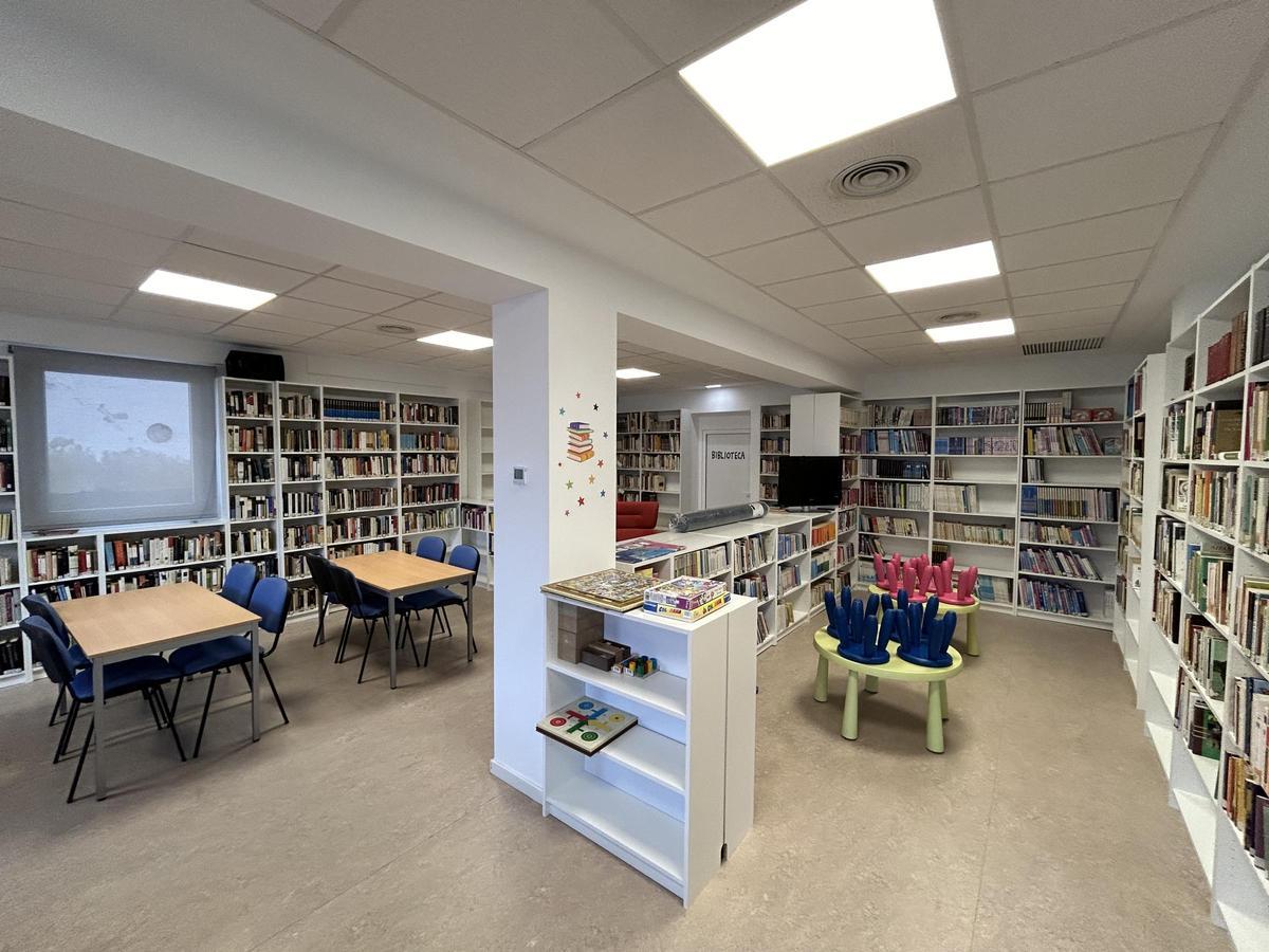 La biblioteca de El Burgo estrena nuevo emplazamiento en el centro cultural.