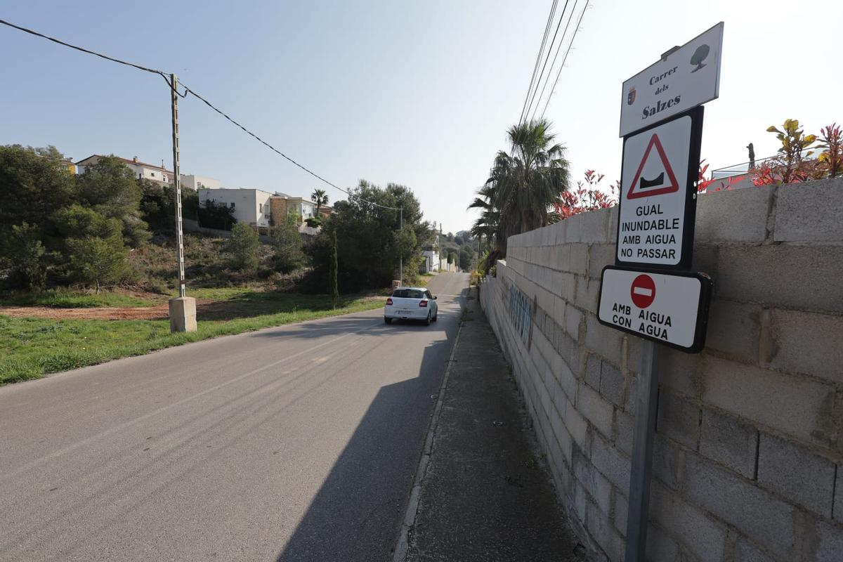 Calle de los Sauces, donde arranca la primera fase de construcción del alcantarillado de la urbanización Los Lagos.