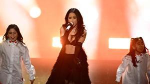 Becky G durante su actuación en los premios Oscar