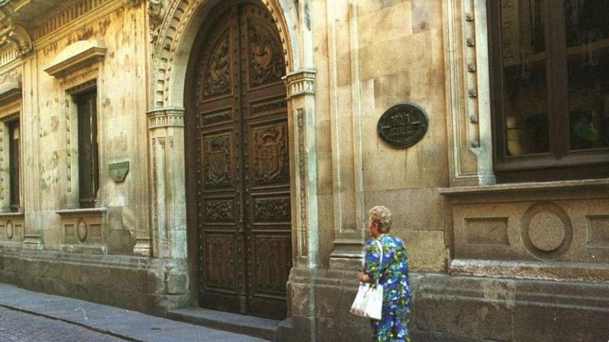 Fachada del antiguo palacio provincial, donde podrán realizarse las pruebas para obtener la nacionalidad.