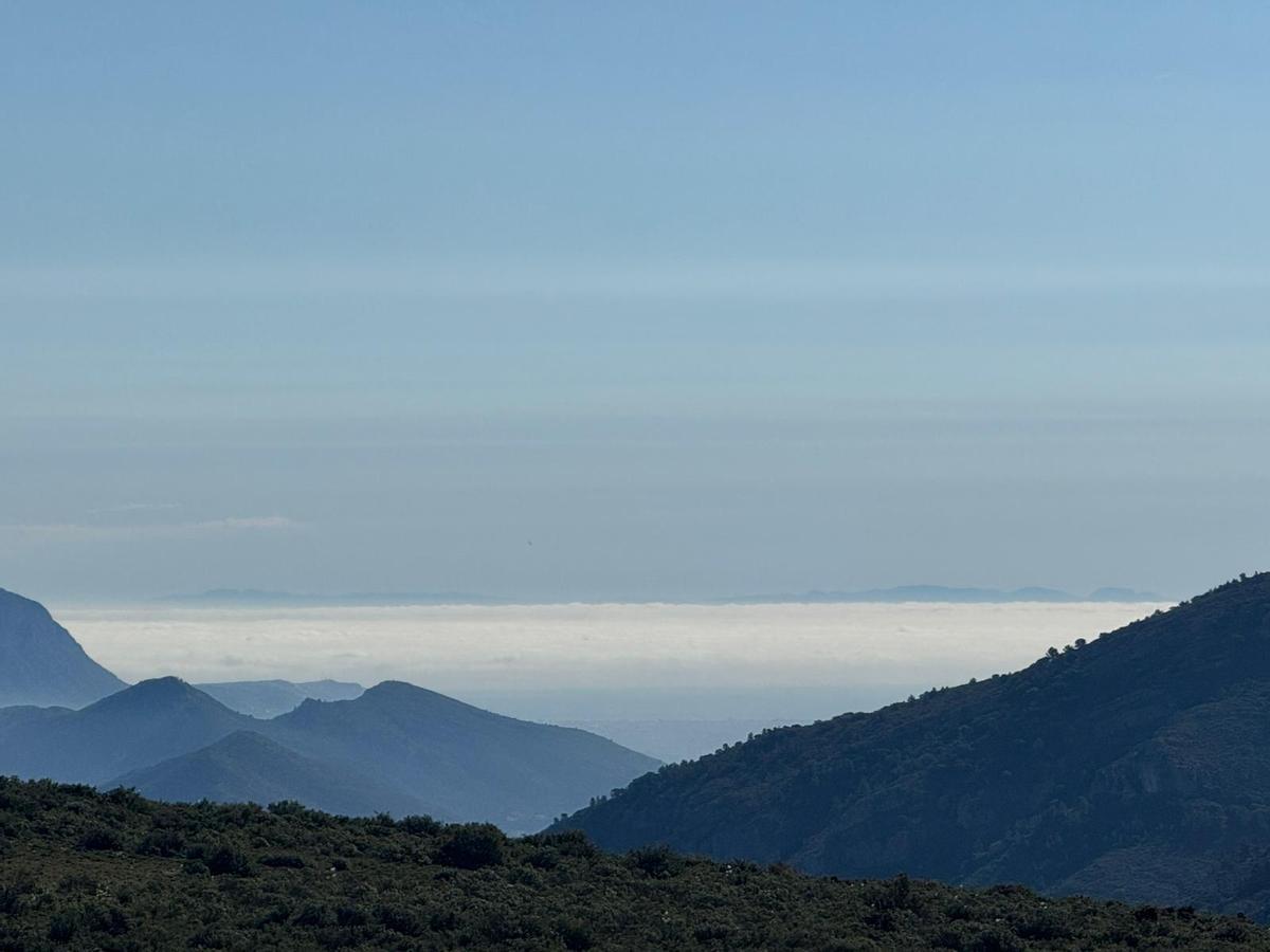 El mar de nubes que se ha tragado la costa de la Marina Alta y, al fondo, el perfil de Ibiza