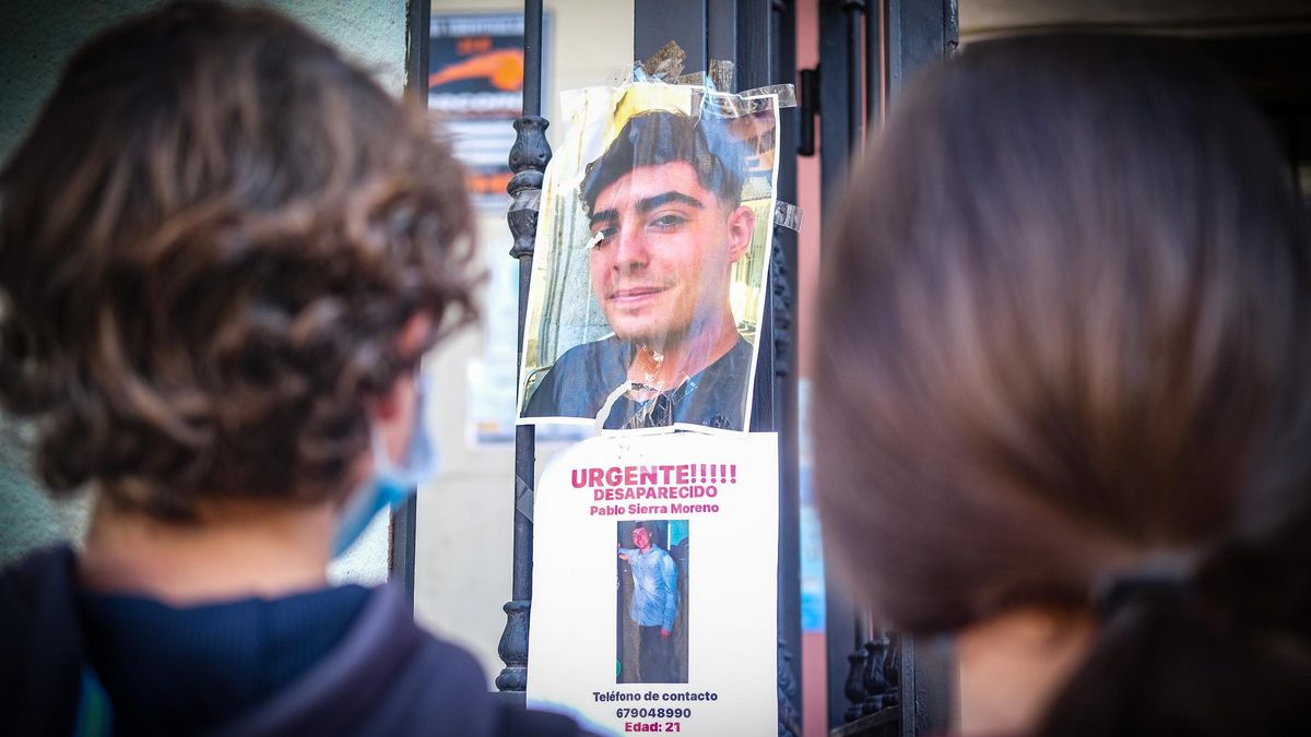 Carteles con la imagen de Pablo Sierra, repartidos por la ciudad tras su desaparición.