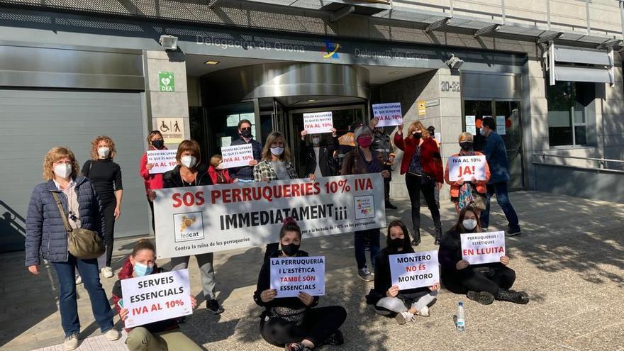 El col·lectiu gironí davant l&#039;Agència Tributària provincial.