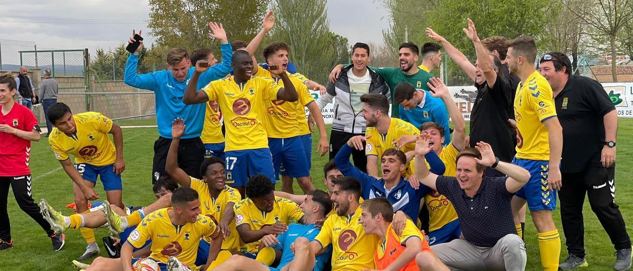 Los jugadores del Robres celebran su clasificación para la fase de ascenso