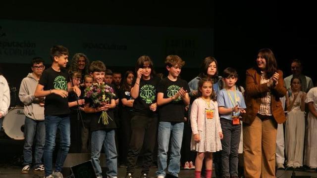 Carlos Nieto, Leo Figueiras, Lois García e Martiño Ramos, integrantes de Tentáculo Rock, recibindo o aplauso do público.